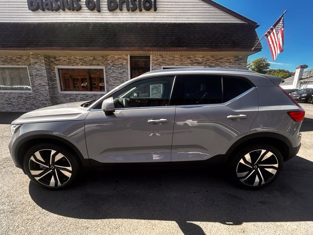 Used 2024 Volvo XC40 B5 Plus w/ Protection Package Premier AWD/4WD image 4