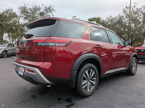 Used 2024 Nissan Pathfinder SL w/ Black Appearance Package image 4