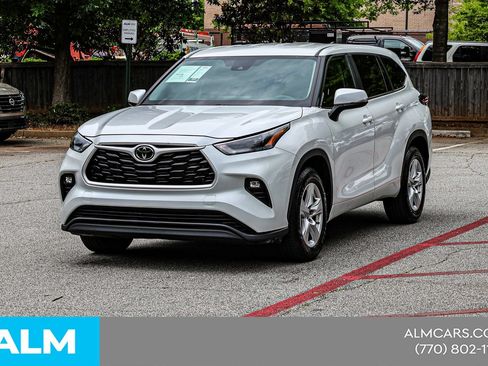 Used 2024 Toyota Highlander LE FWD image 3