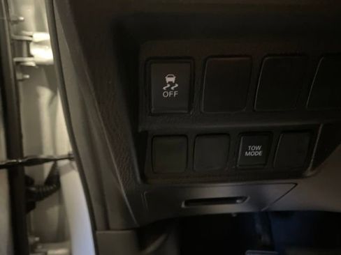 Used 2020 Nissan Pathfinder S image 29