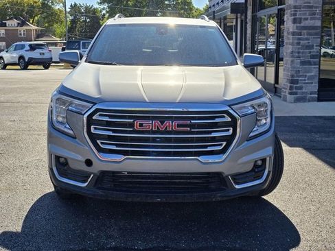 Used 2024 GMC Terrain SLT image 2