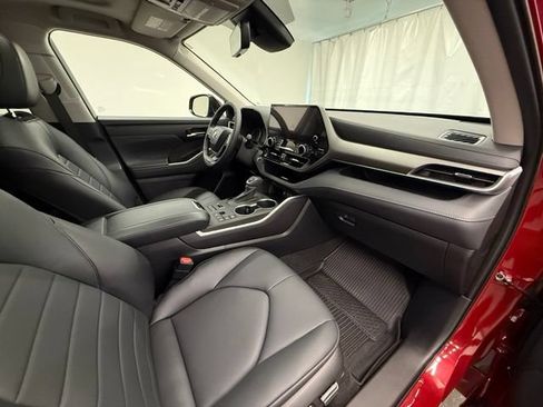 Used 2023 Toyota Highlander XLE AWD/4WD image 9