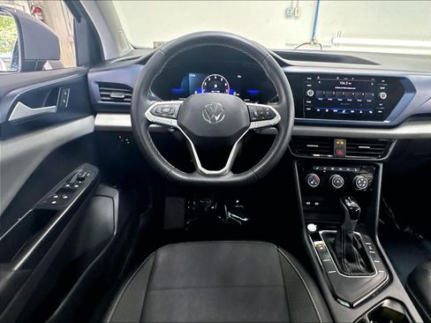 Used 2023 Volkswagen Taos SE w/ Panoramic Sunroof Package FWD image 11