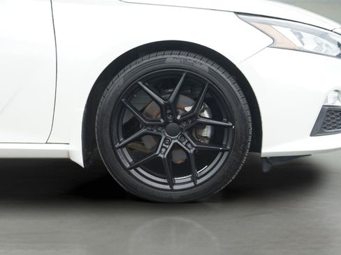 Used 2019 Nissan Altima 2.0 SR FWD image 4
