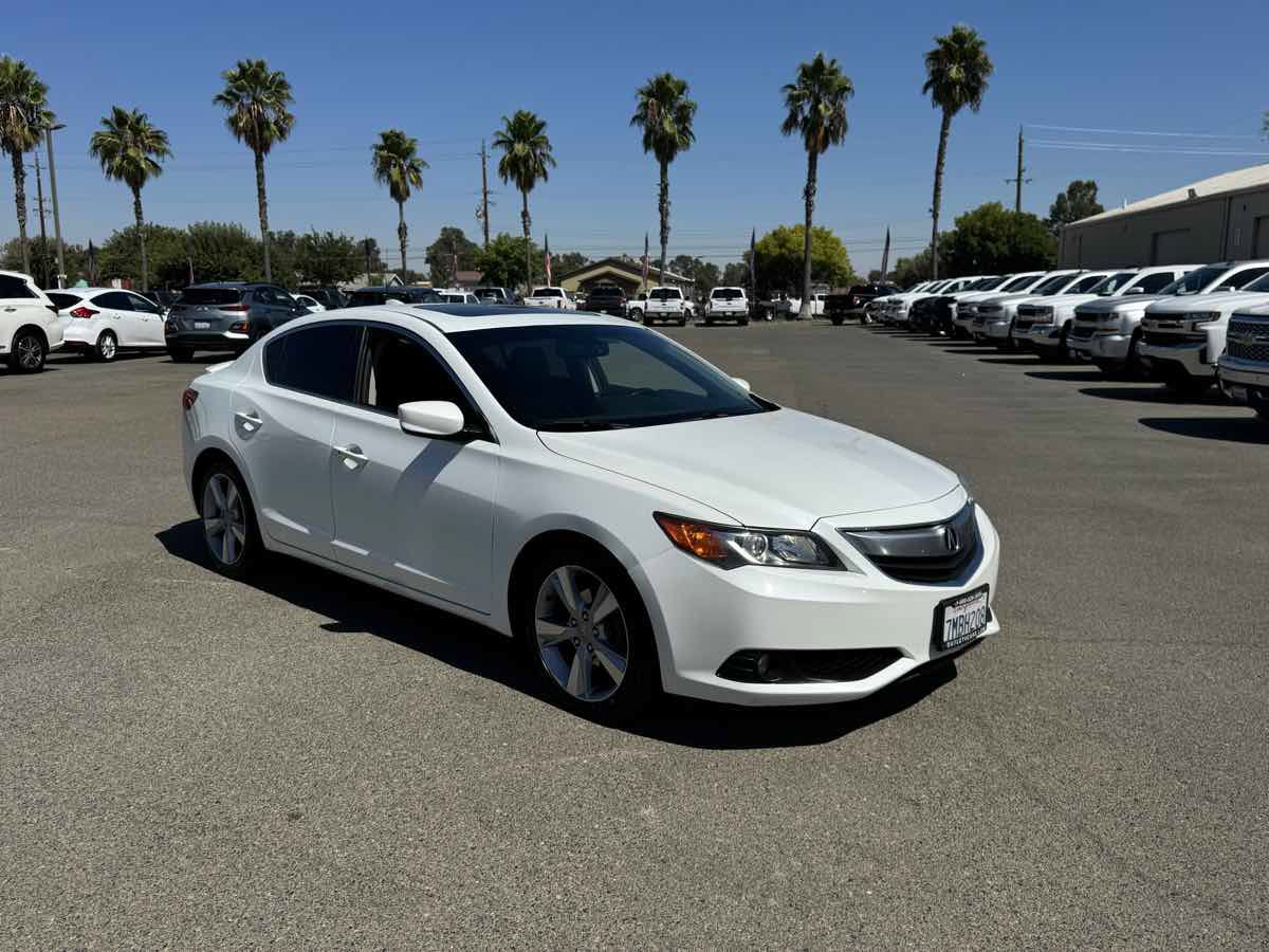 Used 2015 Acura ILX w/ Technology Package FWD image 2
