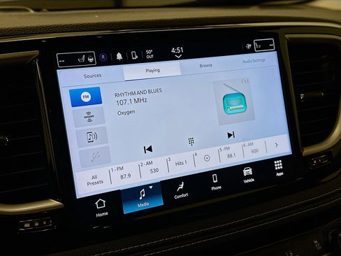 Used 2023 Chrysler Pacifica Touring-L image 21