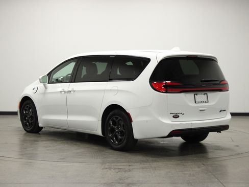 Used 2022 Chrysler Pacifica Limited w/ Uconnect Theater Family Group image 6