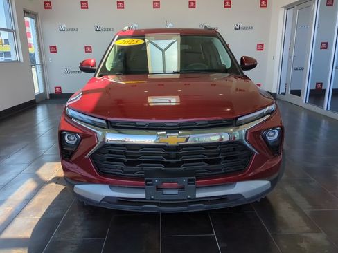 Used 2025 Chevrolet TrailBlazer LT AWD/4WD image 2
