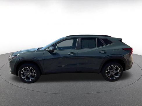 Used 2025 Chevrolet Trax LT FWD image 9