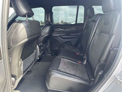 Used 2023 Jeep Grand Cherokee Altitude RWD image 14