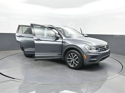 Used 2021 Volkswagen Tiguan SE image 33