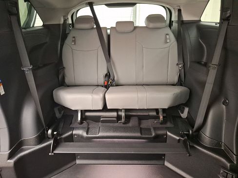 Used 2026 Toyota Sienna XLE FWD image 15