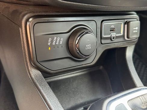 Used 2023 Jeep Renegade Latitude AWD/4WD image 19