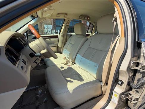 Used 2011 Lincoln Town Car Signature Limited RWD image 29