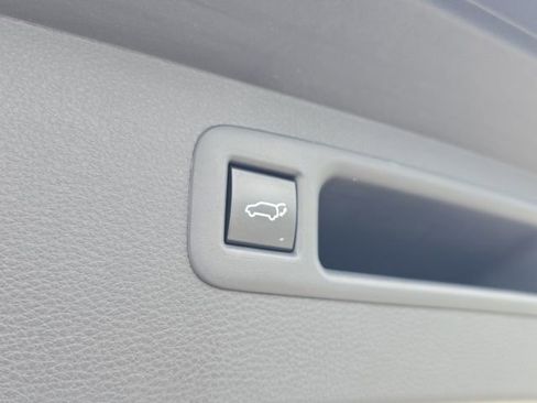 Used 2023 Toyota Highlander LE FWD image 12