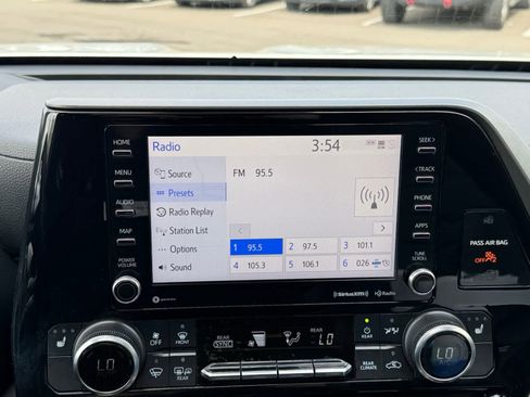 Used 2022 Toyota Highlander XLE AWD/4WD image 6