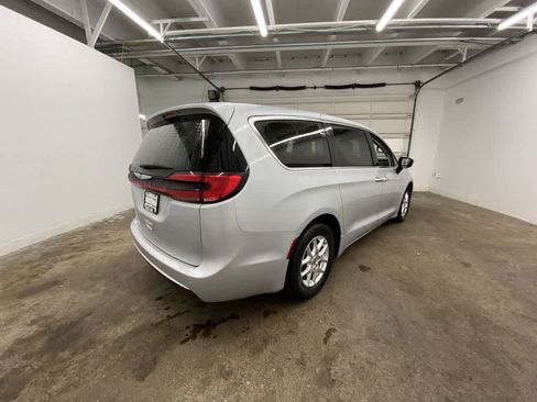 Used 2024 Chrysler Pacifica Touring-L image 6