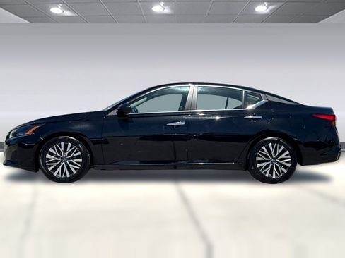 Used 2025 Nissan Altima 2.5 SV FWD image 2