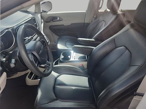 Used 2024 Chrysler Pacifica Touring-L image 16