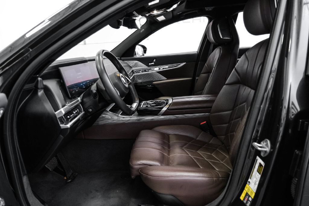 Used 2024 BMW i7 xDrive60 AWD/4WD image 4