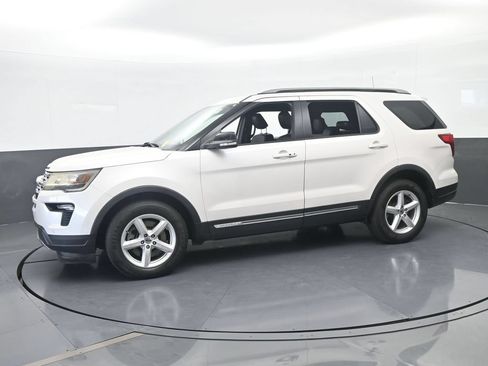 Used 2018 Ford Explorer XLT w/ Equipment Group 202A FWD image 2
