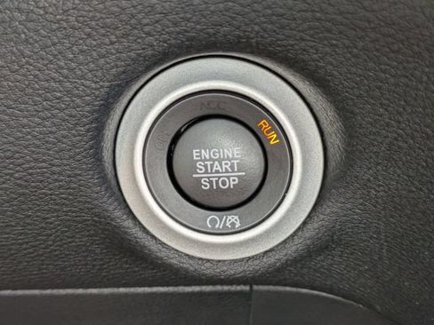 Certified 2025 Chrysler Pacifica Select FWD image 25