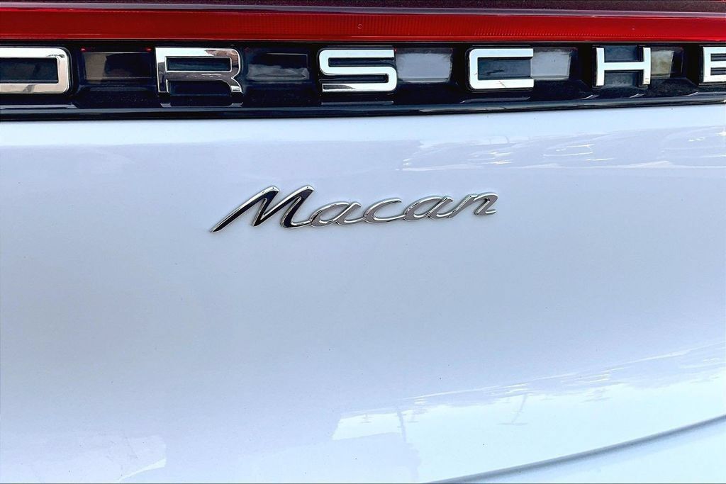 Used 2024 Porsche Macan AWD/4WD image 8