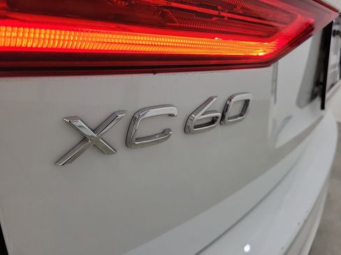 Used 2025 Volvo XC60 B5 Core image 9
