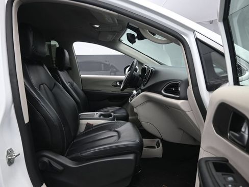 Used 2023 Chrysler Pacifica Touring-L FWD image 27