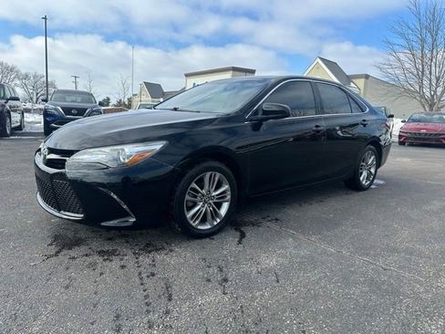 Used 2017 Toyota Camry SE image 1