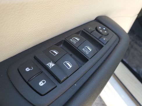 Used 2024 Chrysler Pacifica Touring-L image 16