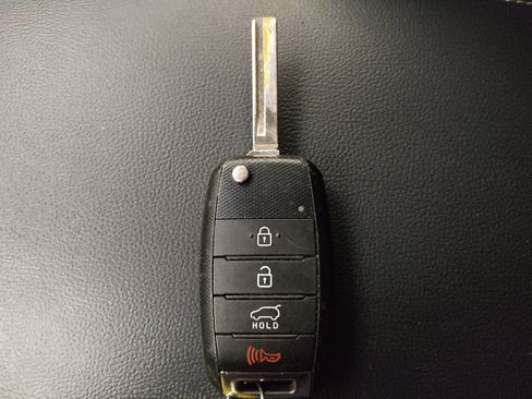 Used 2020 Kia Sorento LX image 32