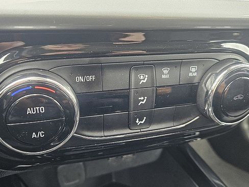 Used 2024 Chevrolet Trax LT FWD image 13