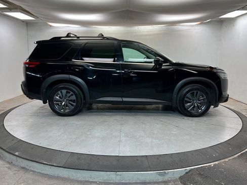 Used 2022 Nissan Pathfinder SV w/ SV Black Package image 6
