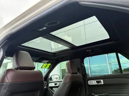 Certified 2023 Ford Explorer Platinum w/ Technology Package AWD/4WD image 19