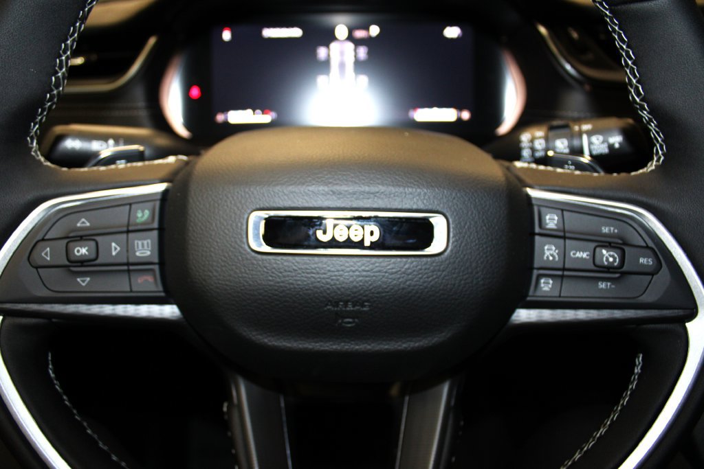 New 2025 Jeep Grand Cherokee Laredo w/ Luxury Tech Group I AWD/4WD image 11