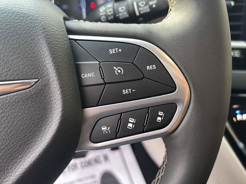 Used 2024 Chrysler Pacifica Touring-L image 13