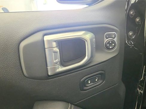 Used 2022 Jeep Gladiator Overland w/ Cold Weather Group AWD/4WD image 22