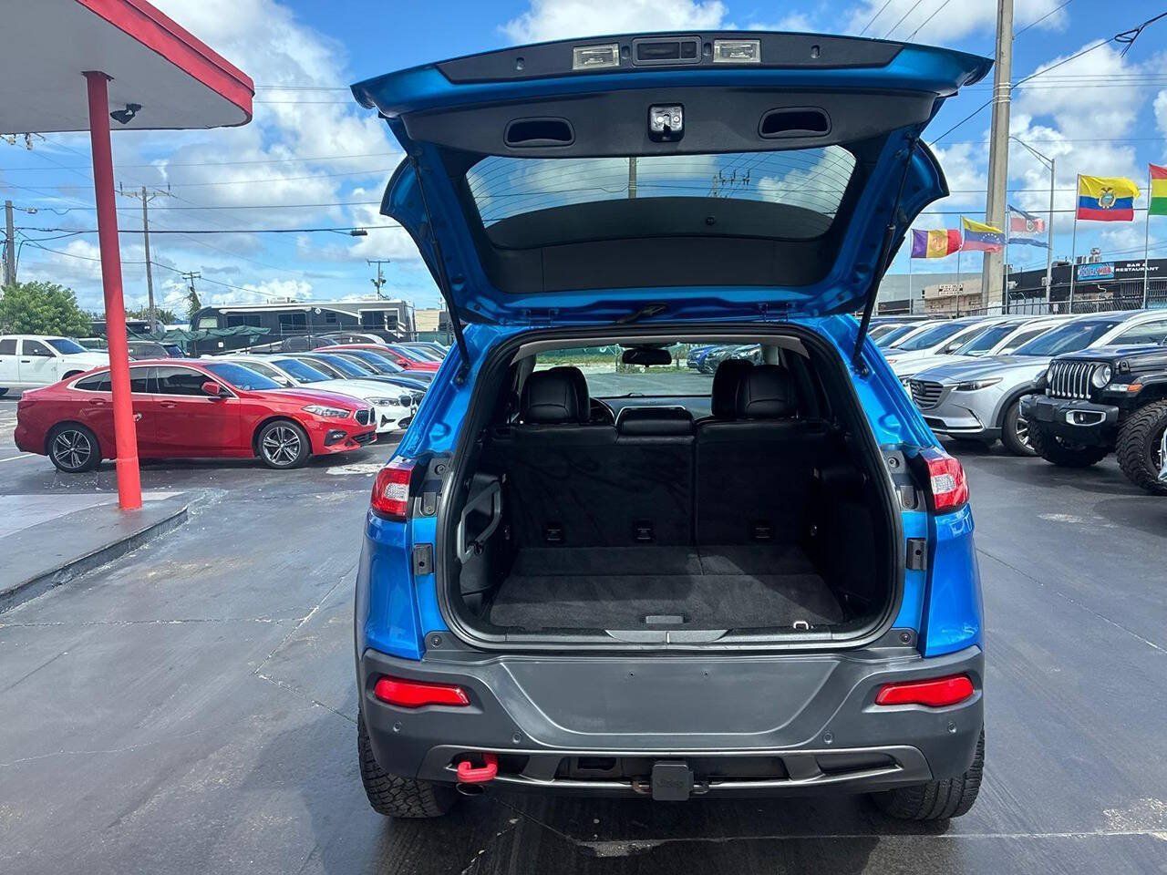 Used 2018 Jeep Cherokee Trailhawk AWD/4WD image 11