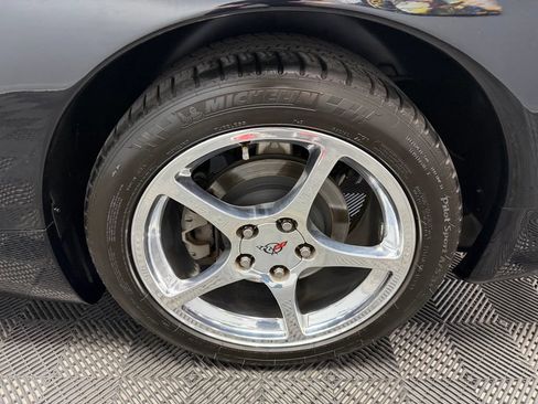 Used 2004 Chevrolet Corvette Convertible w/ Preferred Equipment Group RWD image 20