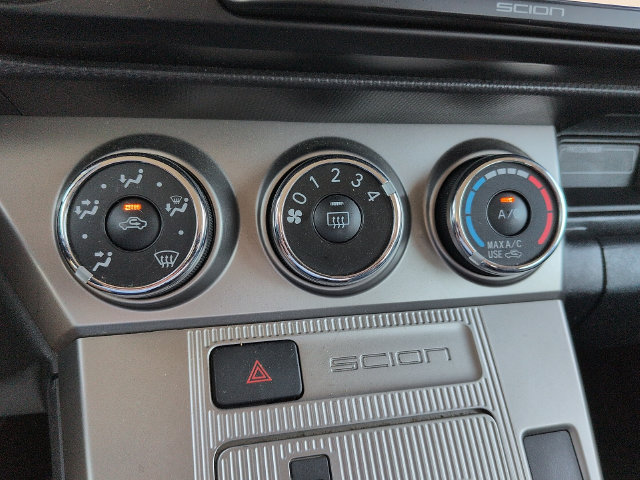 Used 2015 Scion xB FWD image 23