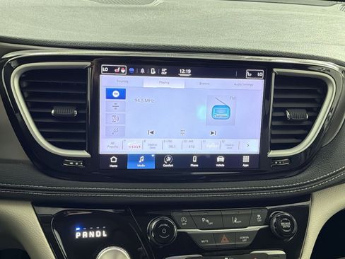 Used 2022 Chrysler Pacifica Touring-L image 18