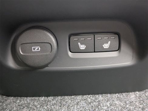 New 2025 Volvo XC40 B5 Core w/ Protection Package Premier image 16