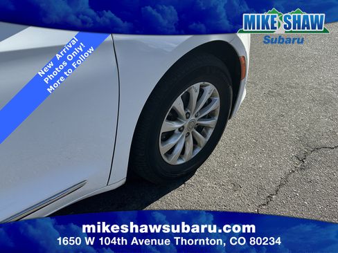 Used 2017 Chrysler Pacifica Touring-L image 11