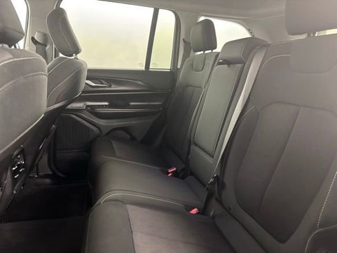 Used 2023 Jeep Grand Cherokee Laredo image 12