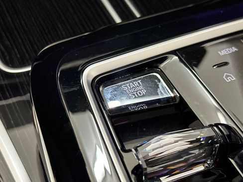 Certified 2024 BMW 740i w/ Premium Package 2 image 34