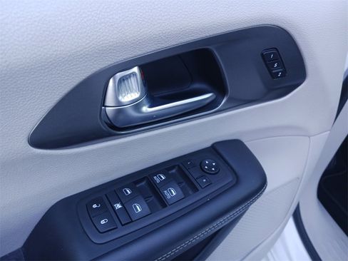 Used 2023 Chrysler Pacifica Touring-L image 31