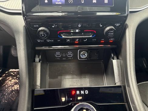 Used 2025 Jeep Grand Cherokee Altitude AWD/4WD image 17