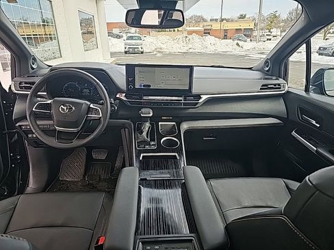 Used 2025 Toyota Sienna XLE Woodland Edition image 13