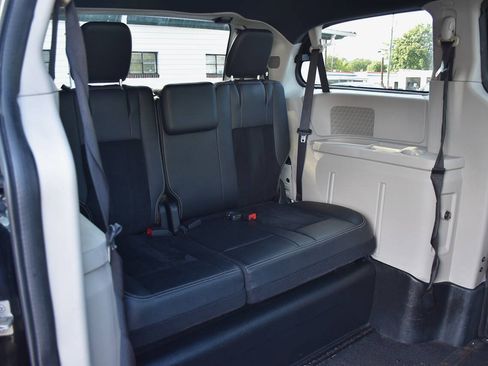 Used 2017 Dodge Grand Caravan SXT FWD image 11